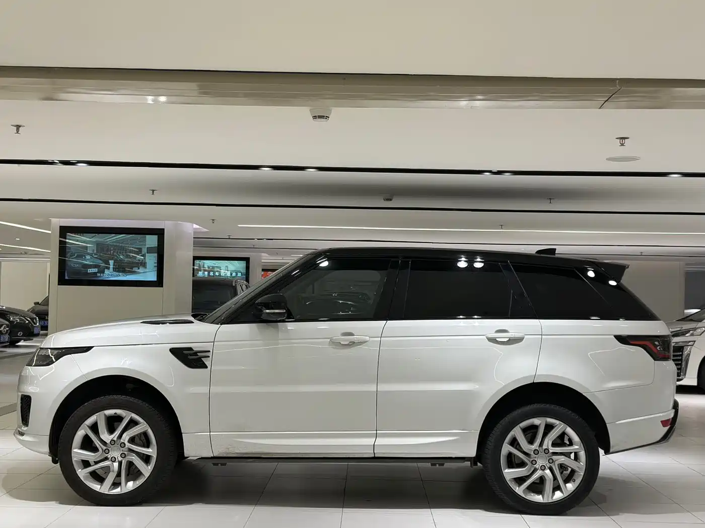 Land Rover Range Rover Sport 2021 3.0 L6 Gloss Black Edition фото 13