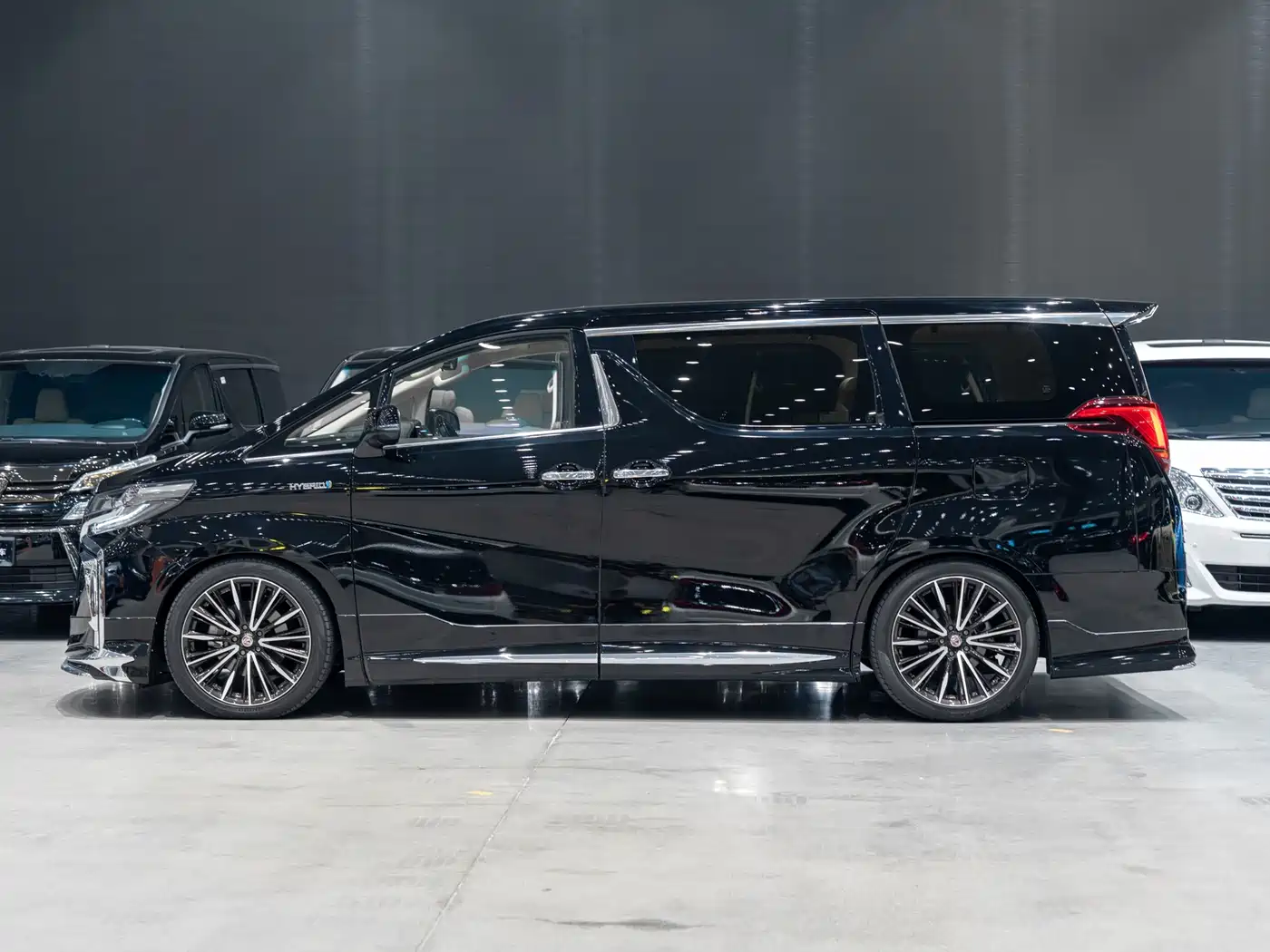 Toyota Alphard 2019 Hybrid 2.5L Luxury фото 5