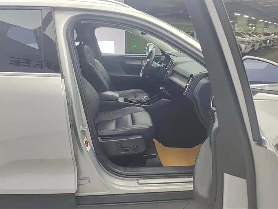 Фото 8 - Volvo XC40
