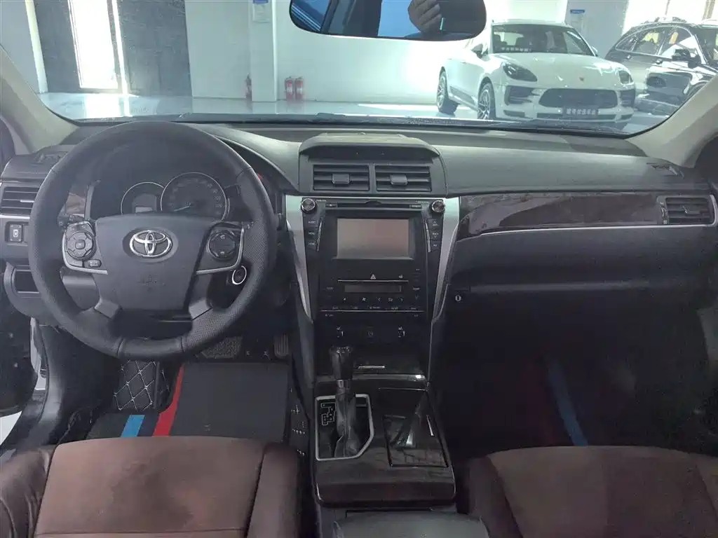 Toyota Camry 2016 2.0G 10th Anniversary Luxury Edition фото 16