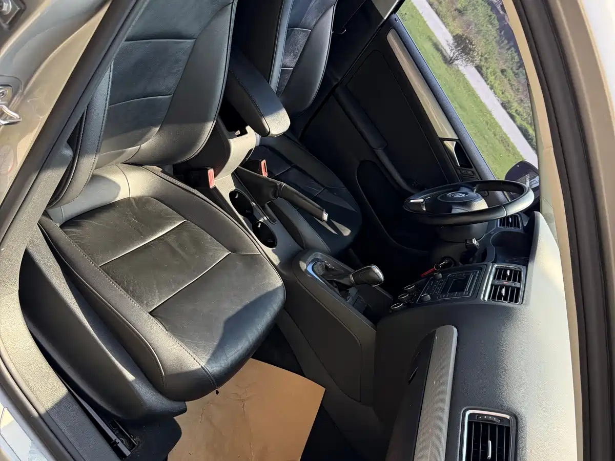 Volkswagen Sagitar 2015 1.6L Automatic Comfort фото 12