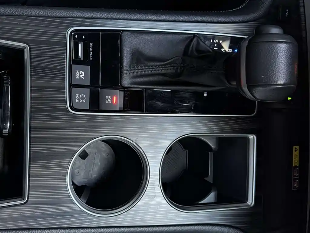 Toyota Granvia 2023 2.5L Hybrid VIP Edition фото 15