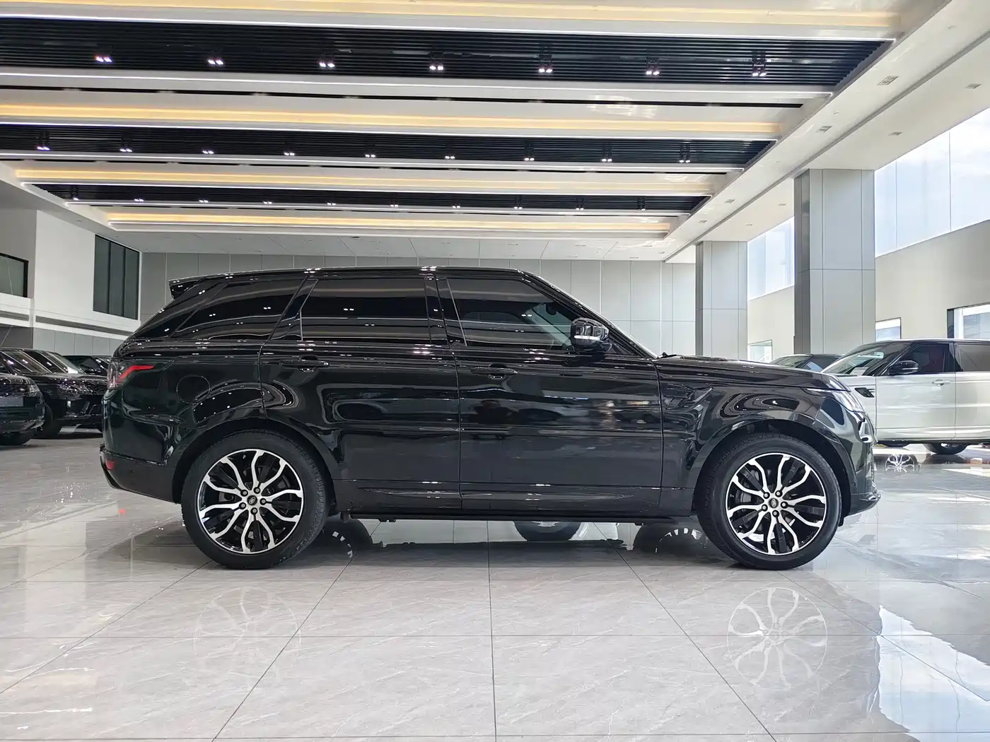 Land Rover Range Rover Sport 2021 3.0 L6 Gloss Black Edition фото 22
