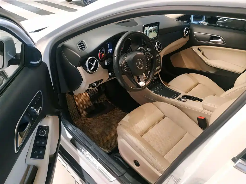 Mercedes-Benz GLA 2017 GLA 200 Dynamic фото 16