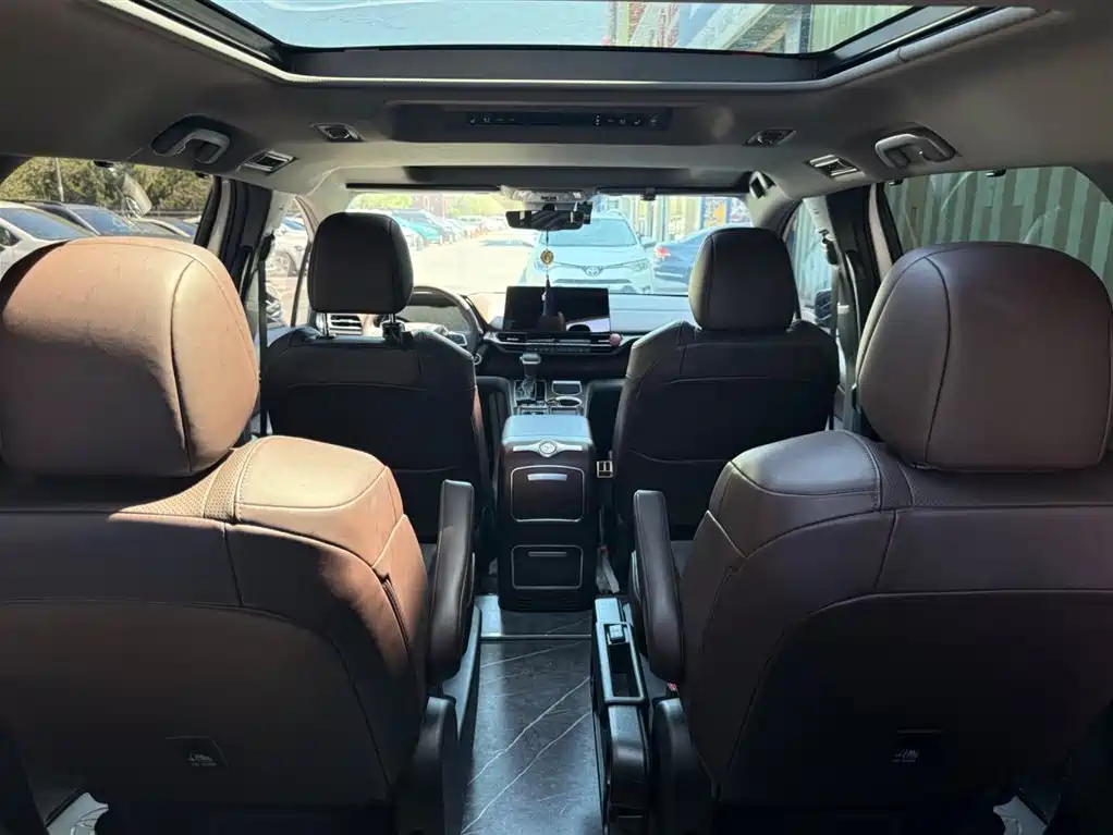 Toyota Granvia 2024 2.5L Hybrid Premium PLUS 4WD Edition фото 4