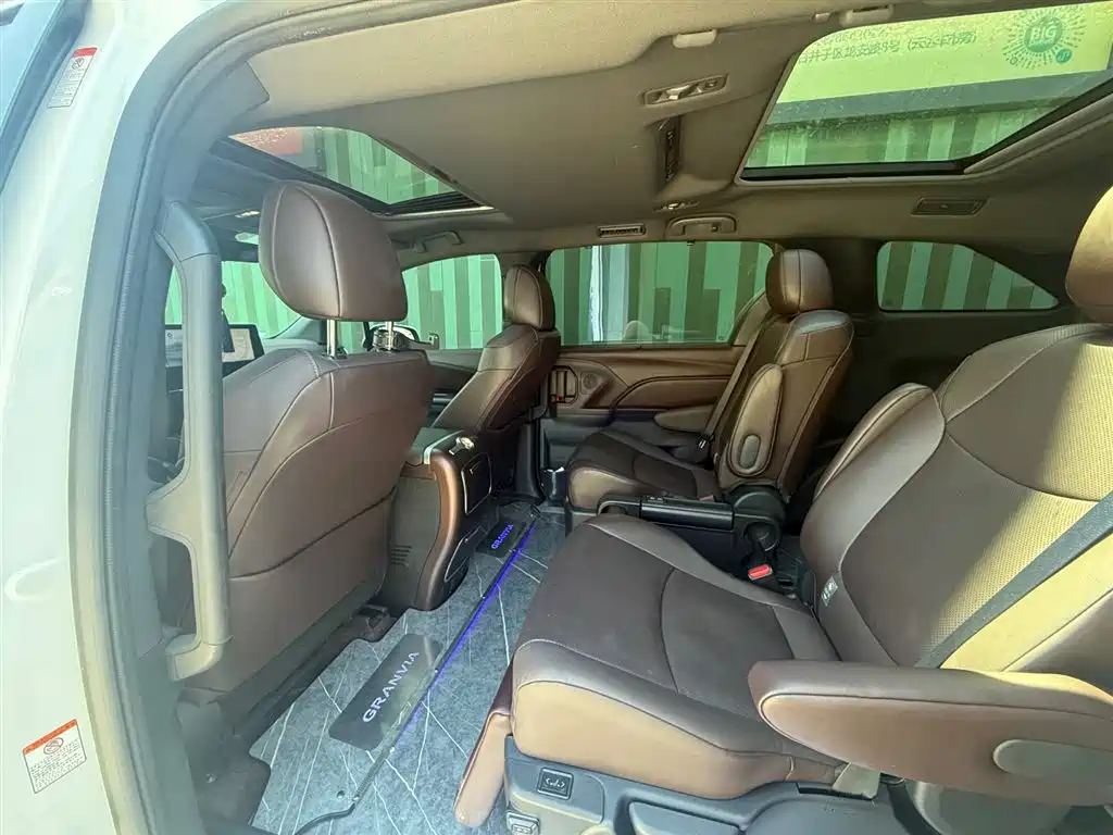 Toyota Granvia 2024 2.5L Hybrid Premium PLUS 4WD Edition фото 10