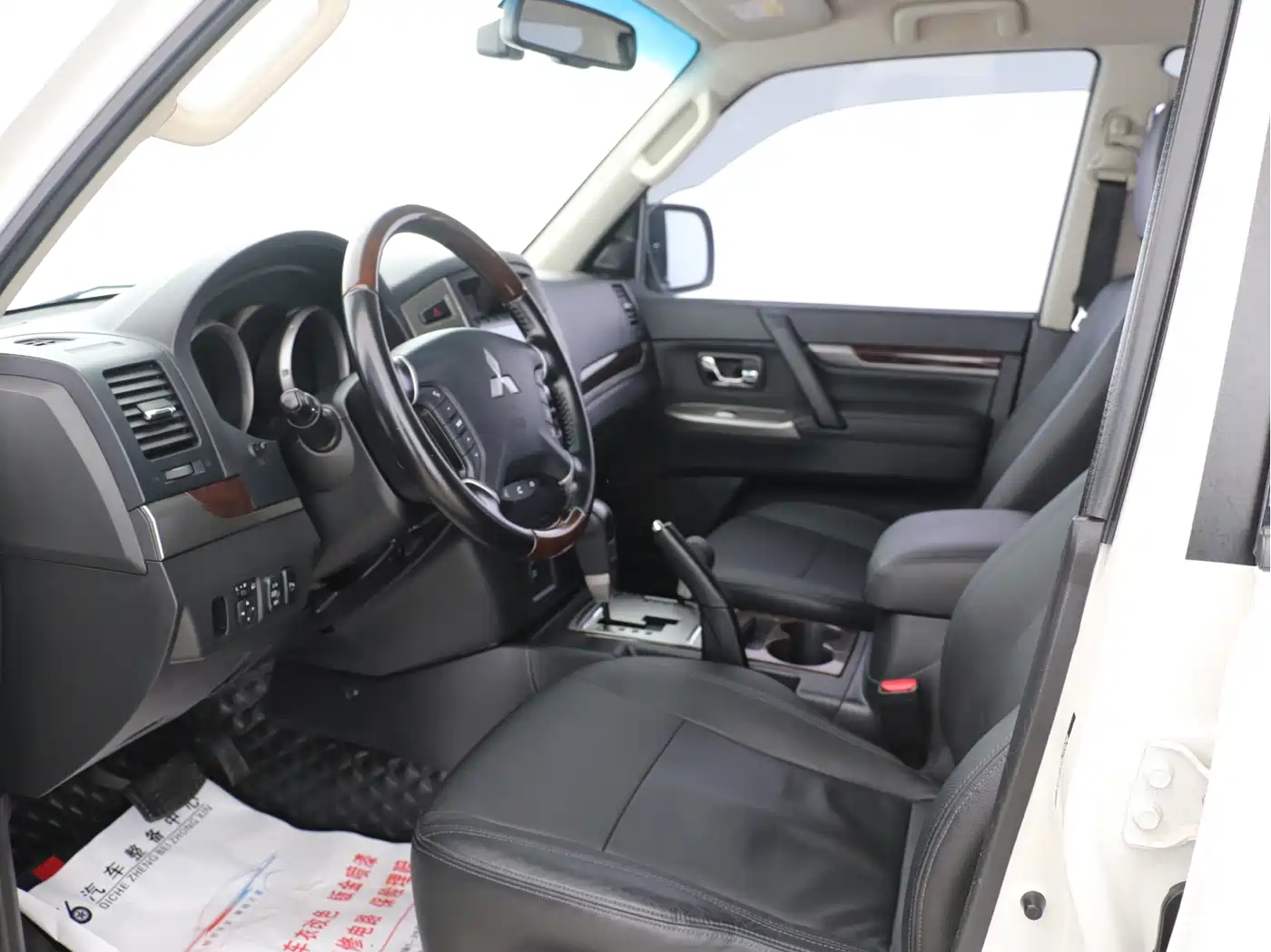 Mitsubishi Pajero (Import) 2020 3.0L Automatic Luxury Off-Road Edition фото 6