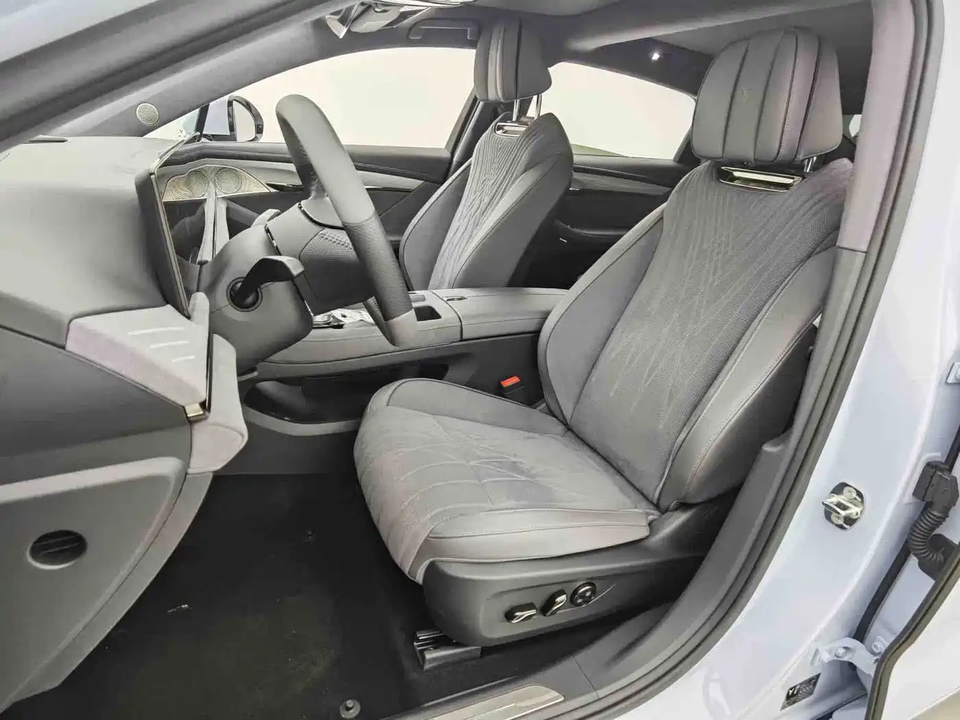 Voyah Auto VOYAH Zhuiguang 2023 4WD Flagship Edition фото 12
