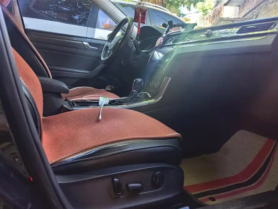 Volkswagen Passat 2016 330TSI DSG Honor Edition фото 8