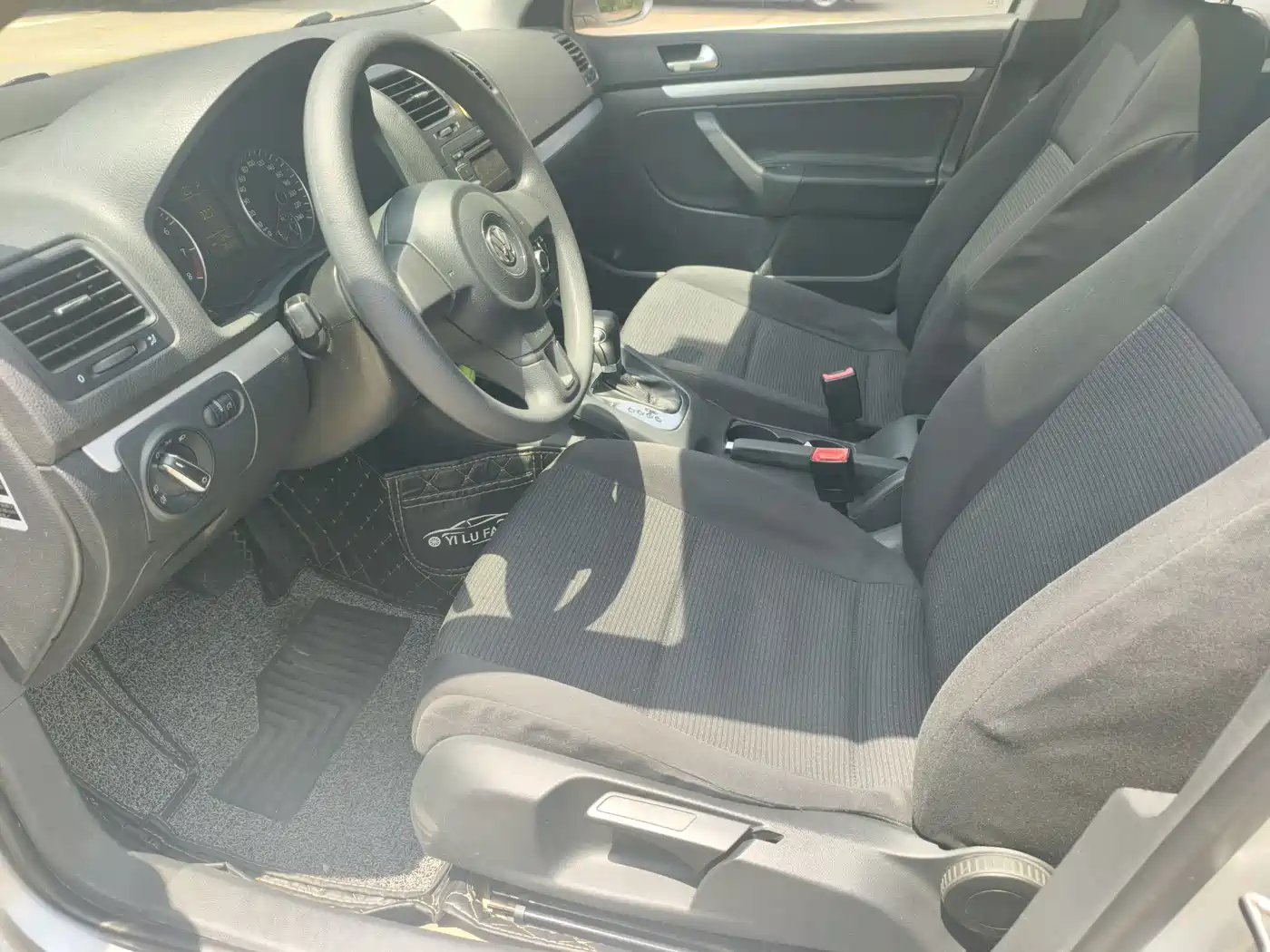 Volkswagen Sagitar 2011 1.6L Automatic Fashion фото 5