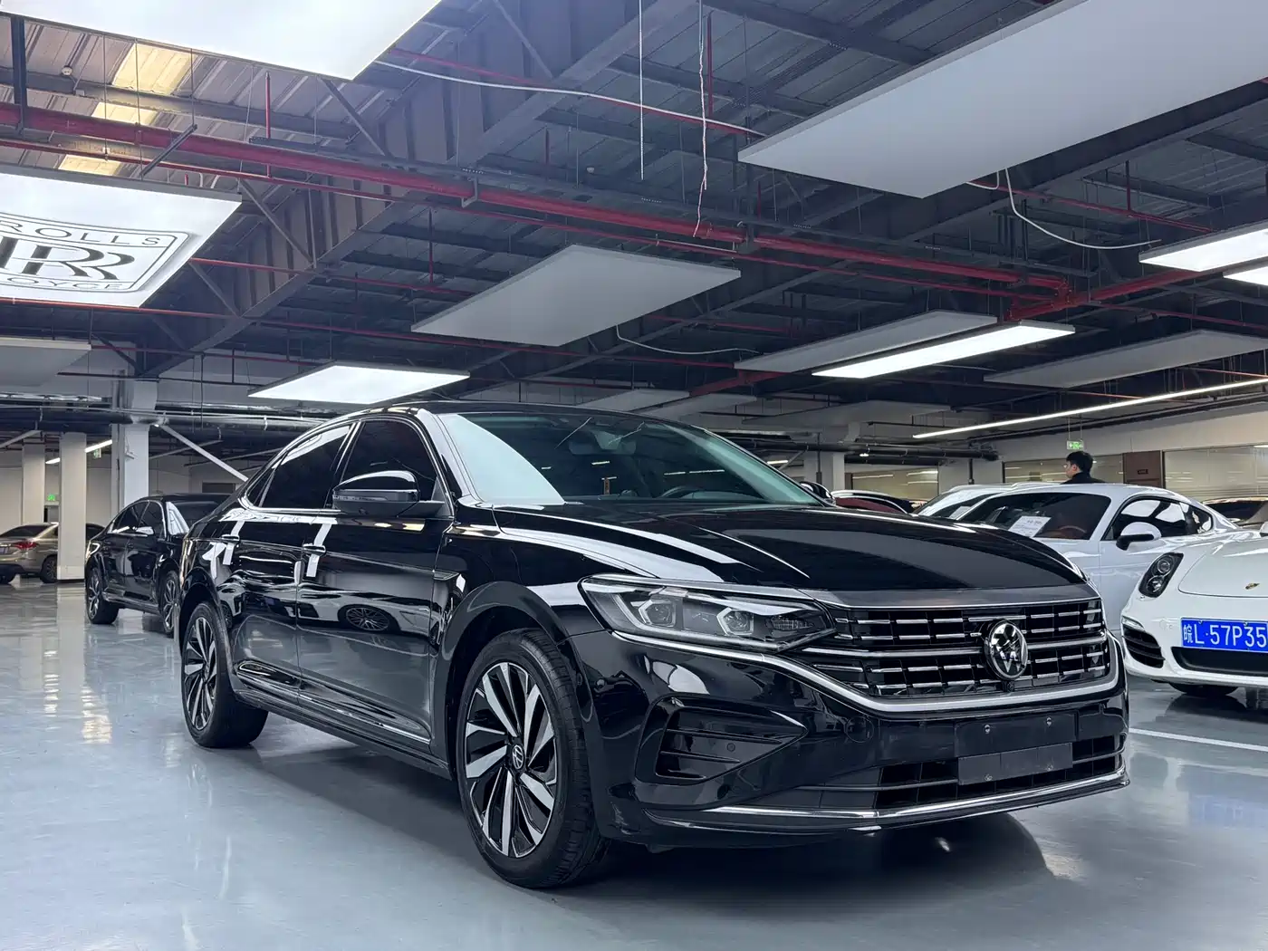 Volkswagen Passat 2023 380TSI Luxury Edition фото 3