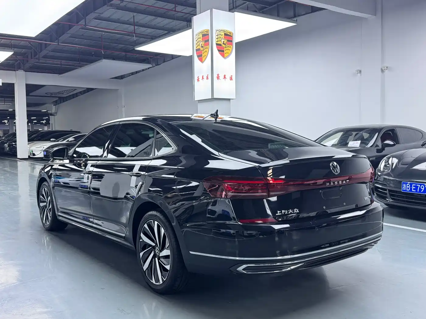 Volkswagen Passat 2023 380TSI Luxury Edition фото 24