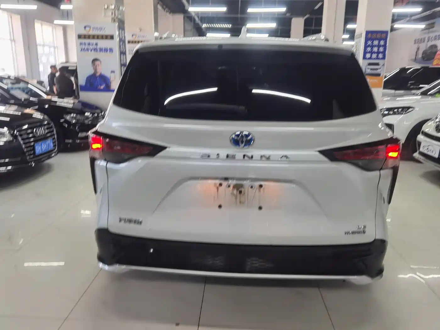 Toyota Sienna 2023 2.5L Hybrid Comfort Edition фото 6
