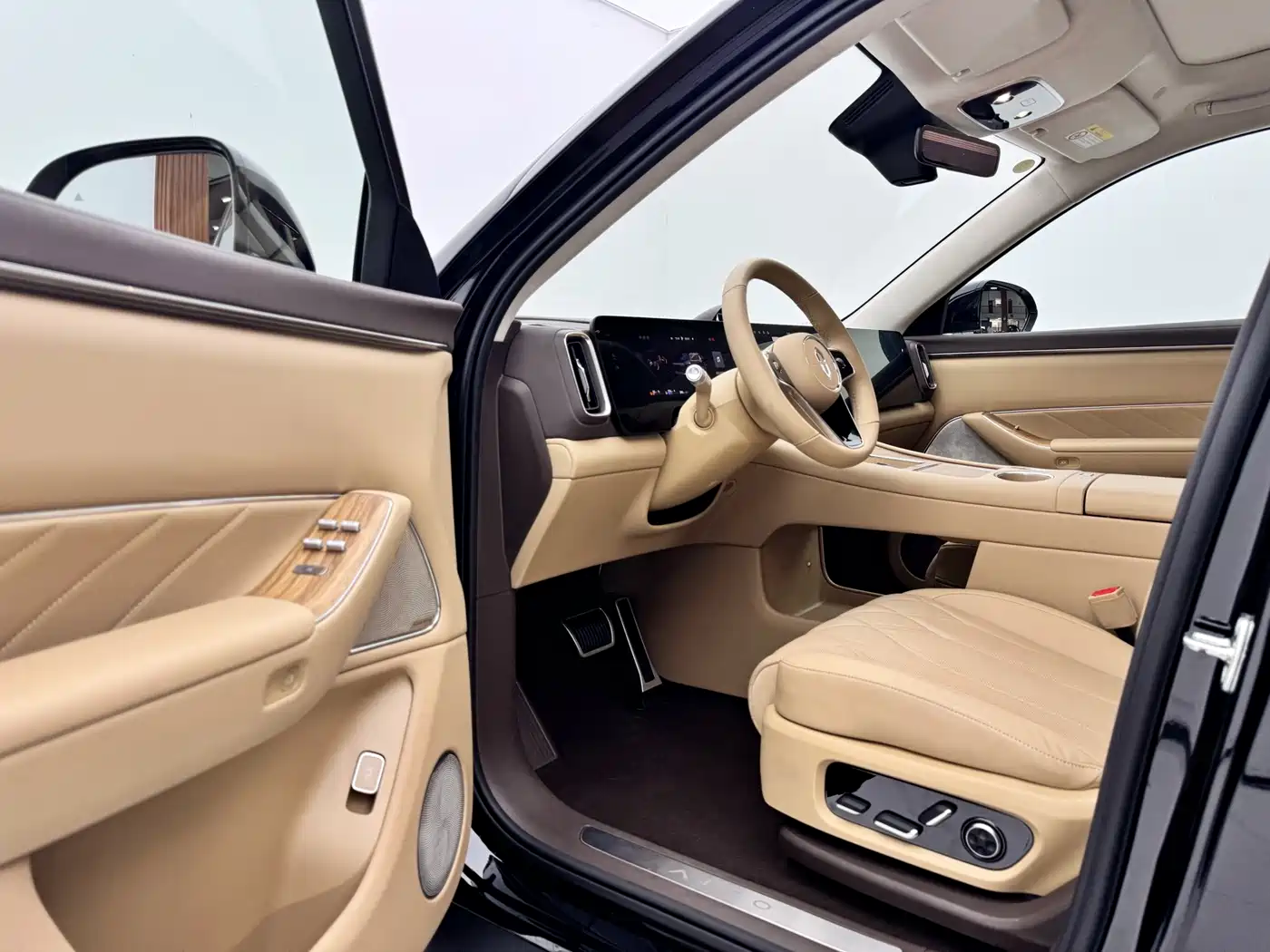 AITO Wenjie AITO M8 2025 Extended Range Ultra 53.4kWh 6-Seater фото 5