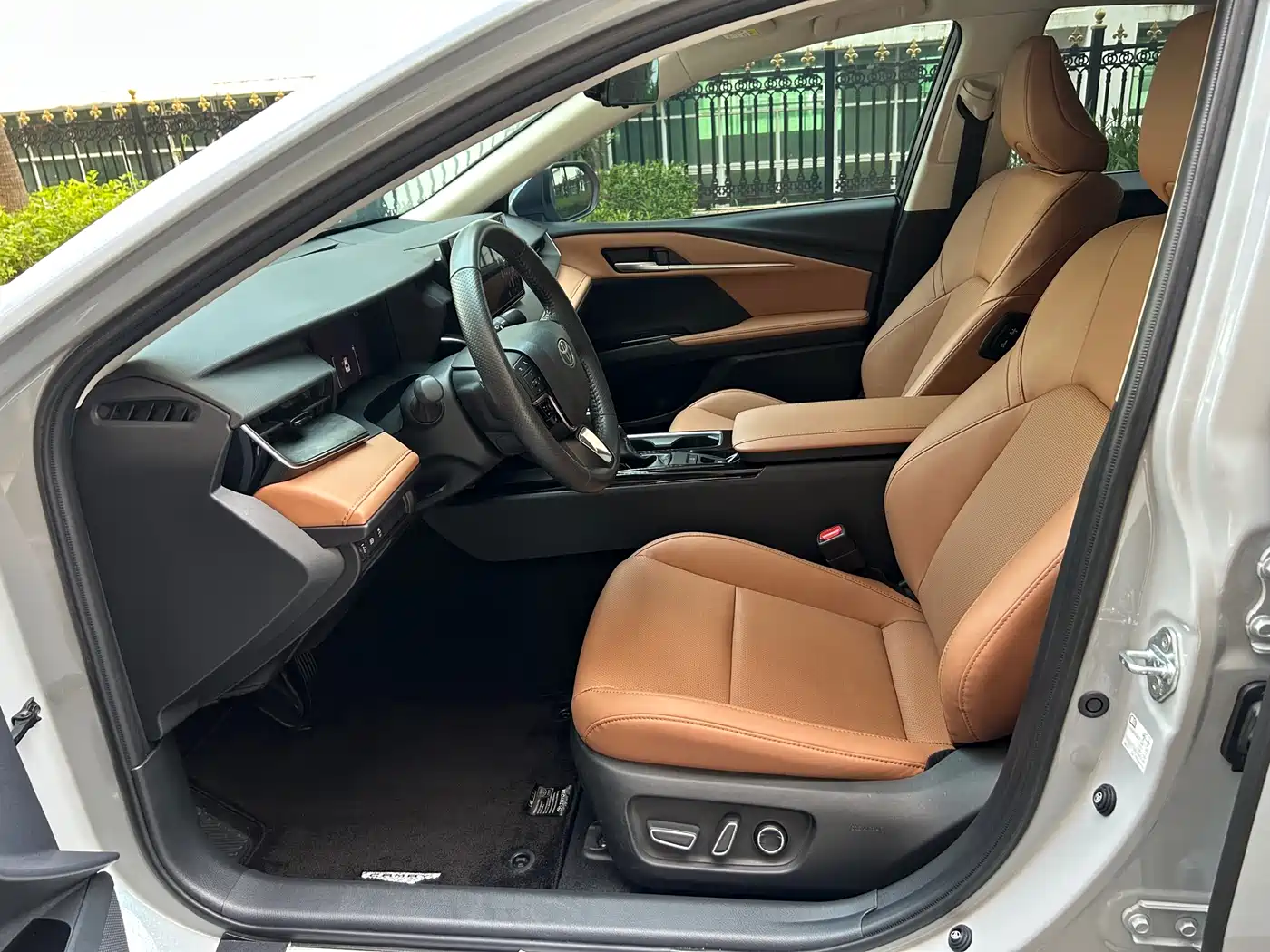 Toyota Camry 2024 Hybrid 2.0HGVP Luxury Edition фото 12