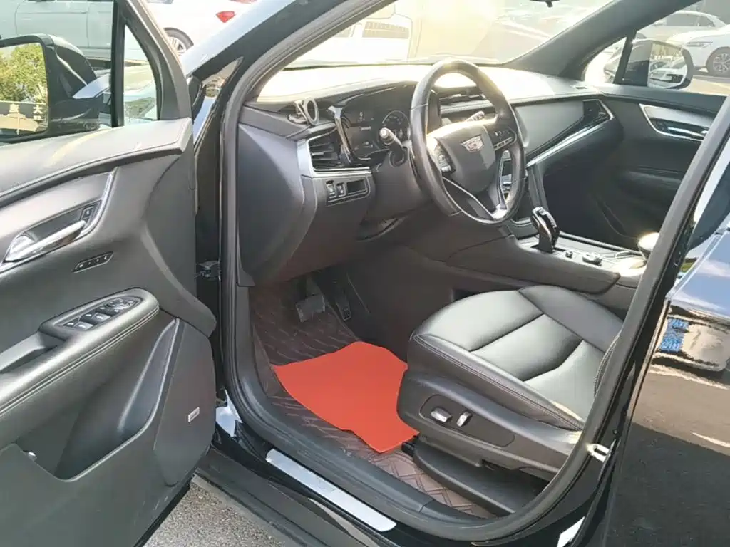 Фото 16 - Cadillac XT6