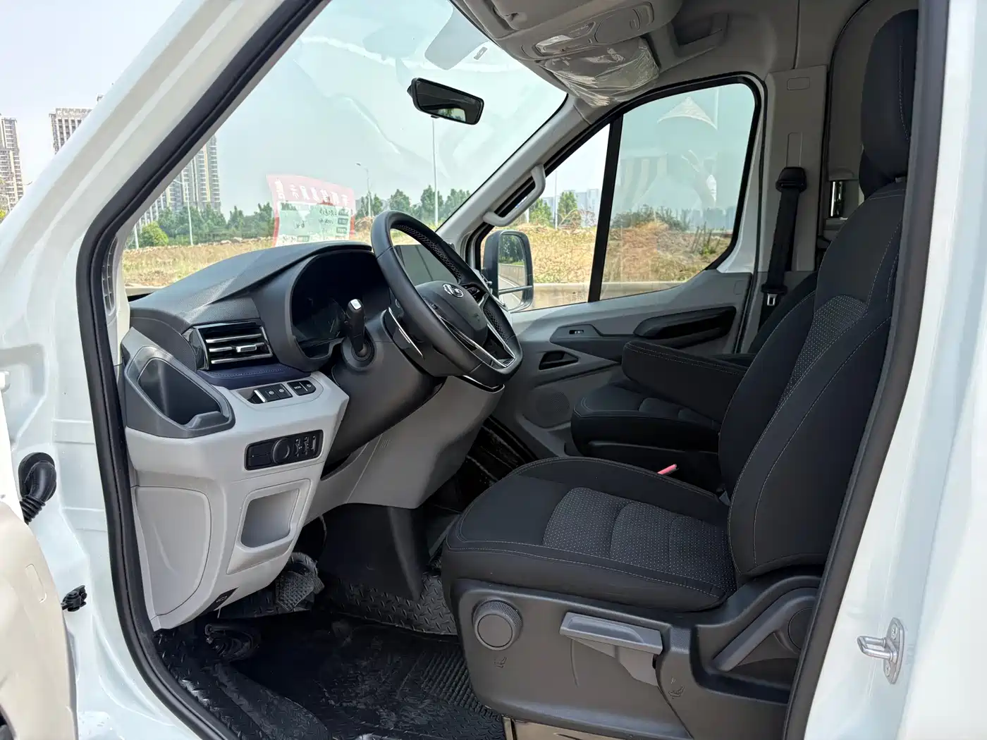SAIC Maxus Xintu V90 2024 Zhijie 2.0T Automatic FWD Long Wheelbase High Roof Single Rear Tire 6/7-Seater фото 5