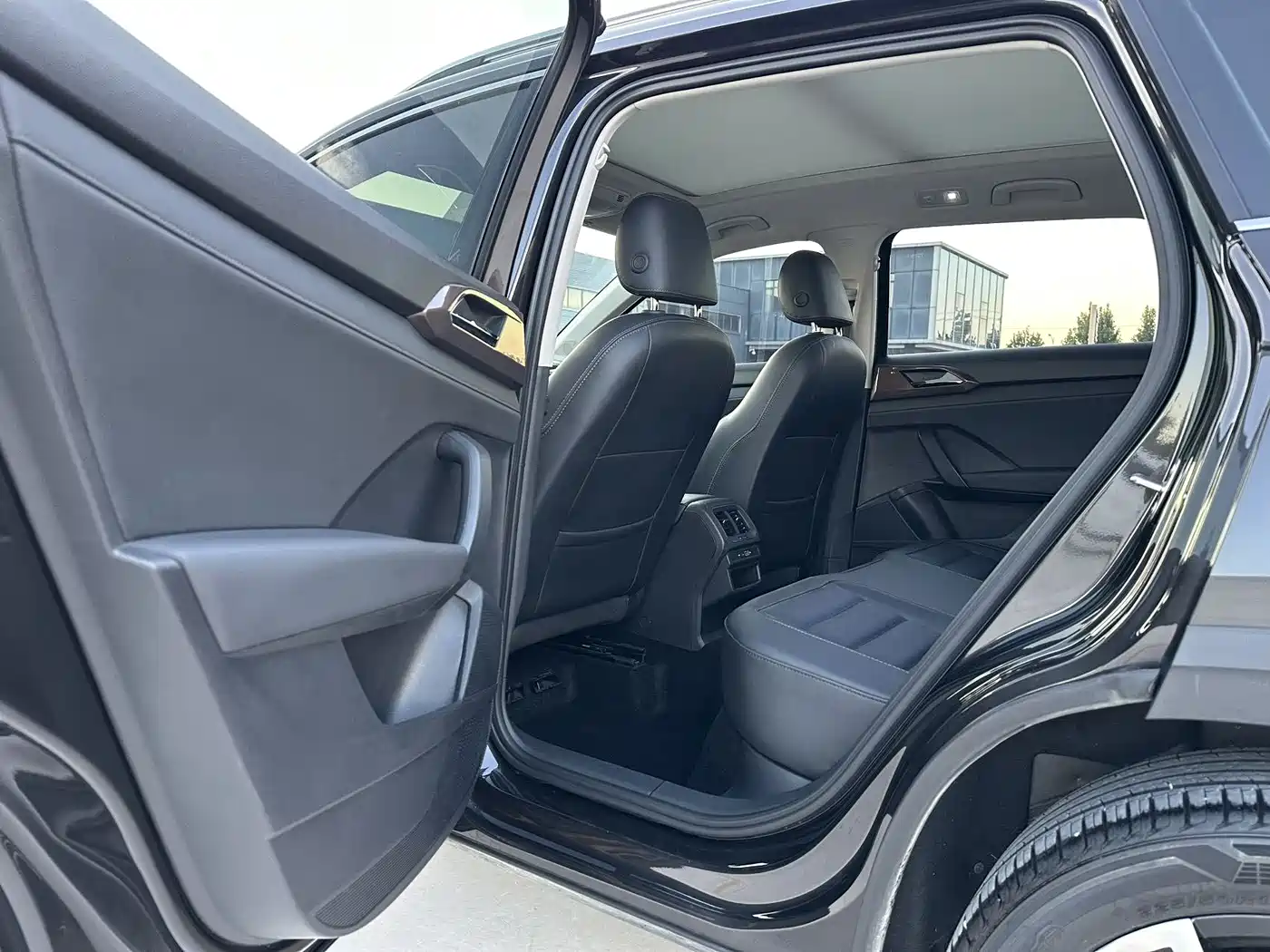 Volkswagen Tharu 2022 280TSI FWD Luxury Edition фото 12