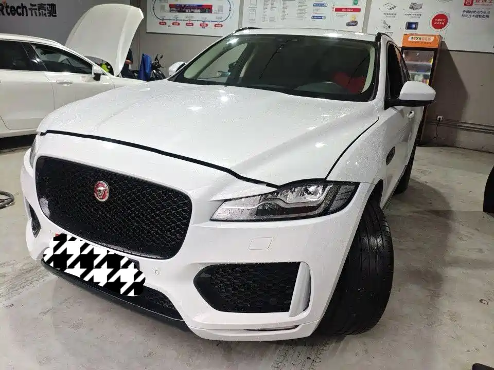 Фото 1 - Jaguar F-PACE
