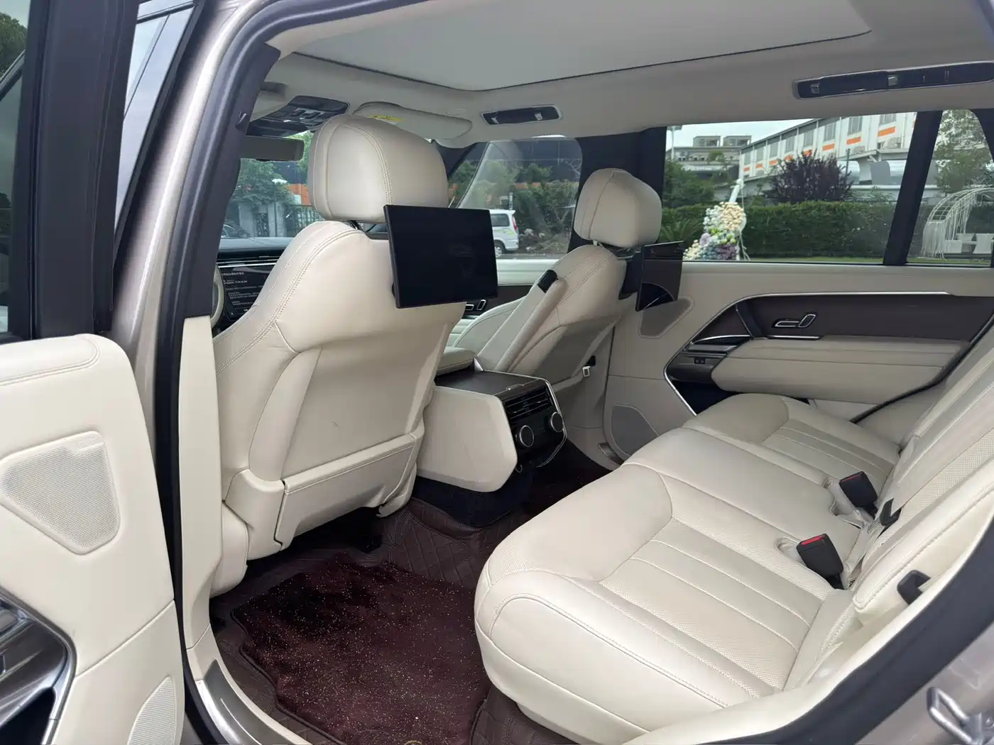 Land Rover Range Rover 2023 3.0 L6 400PS Genesis Extended Version фото 5