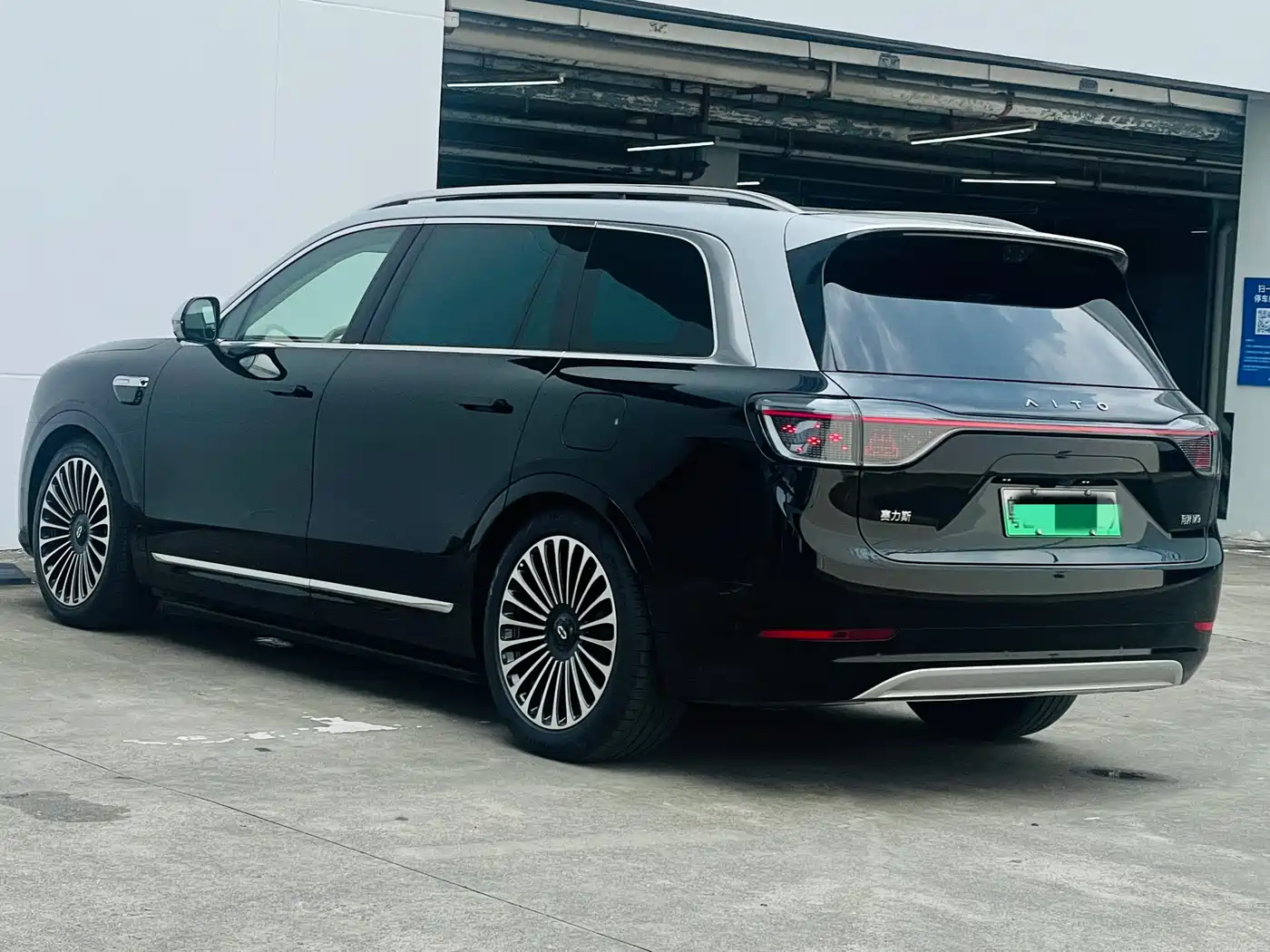 AITO Wenjie AITO M9 2025 Extended Range Ultra 52kWh 6-Seater фото 13