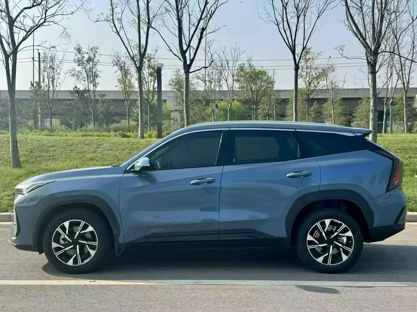 Photo 3 - Geely Atlas L