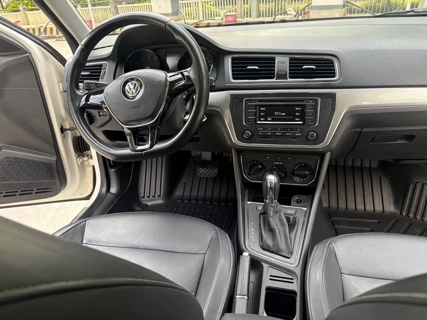 Volkswagen Lavida 2015 1.6L Automatic Luxury Edition фото 9