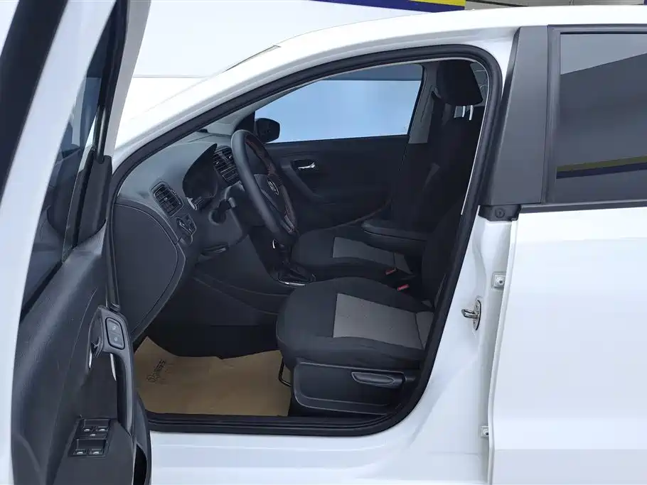 Volkswagen Polo 2016 1.4L Automatic Trend фото 9