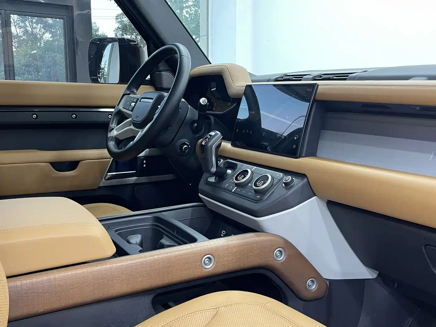 Land Rover Defender 2024 110 3.0T P400 Dark Special Edition фото 12