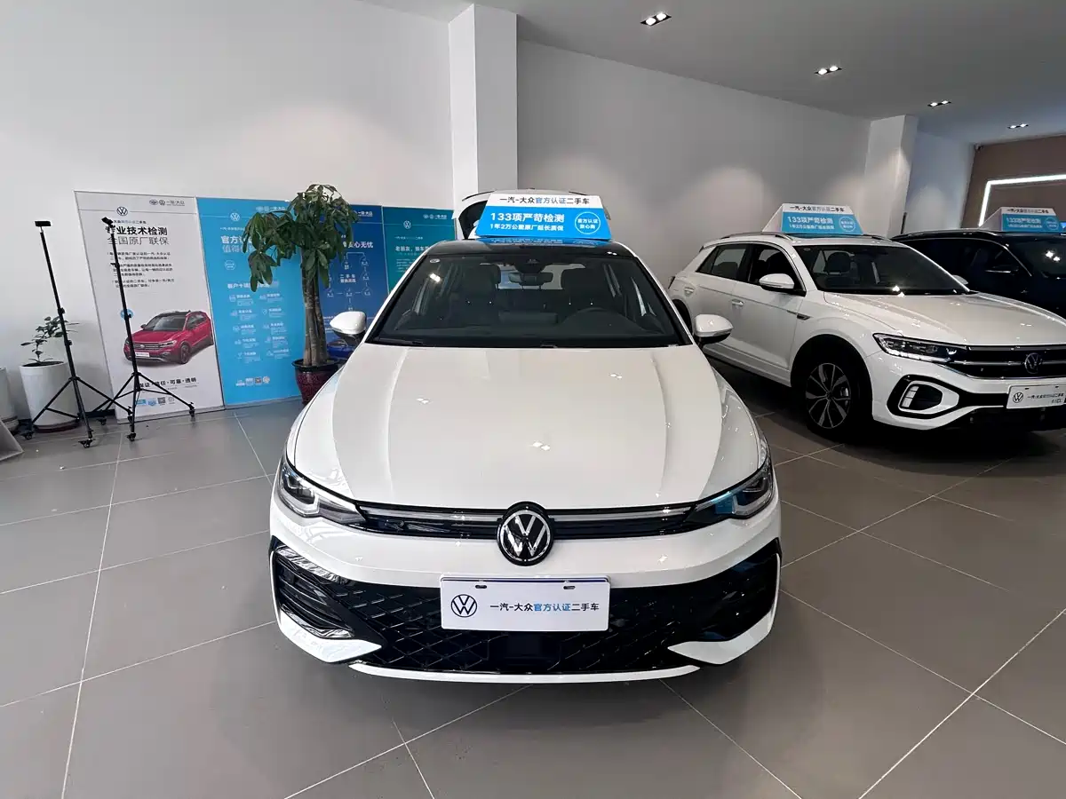Volkswagen Golf 2025 300TSI R-Line фото 2