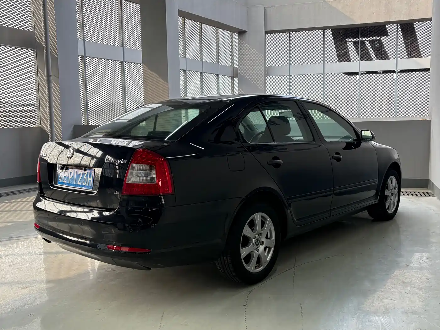 Škoda Octavia 2010 1.6L Auto Comfort фото 9