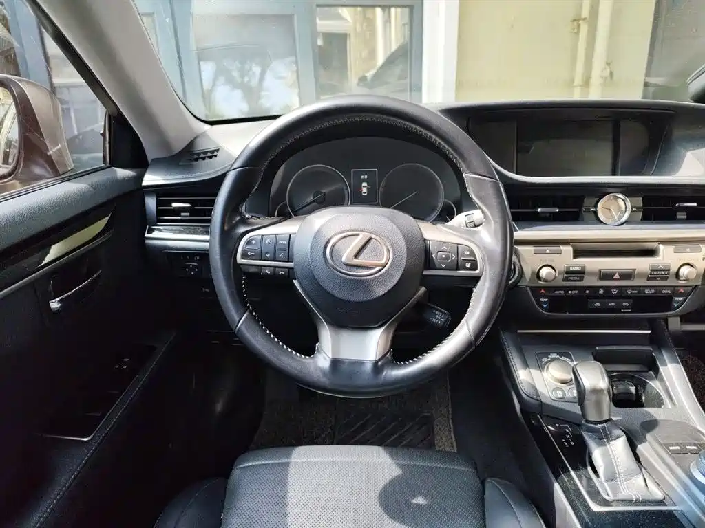 Lexus ES 2015 200 Elite Edition фото 3
