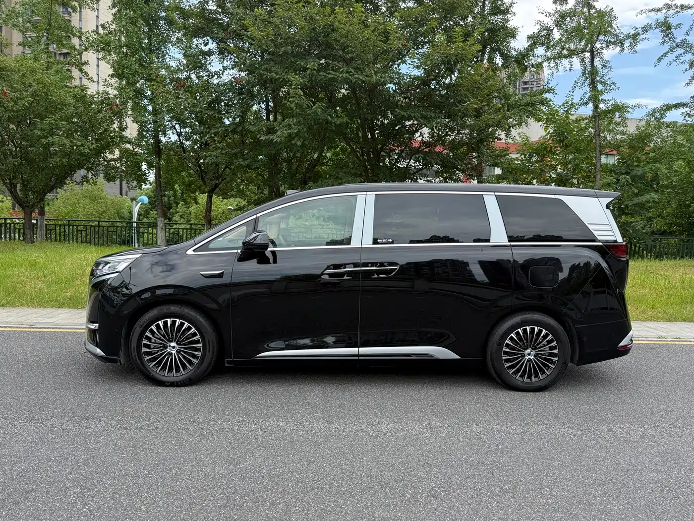 Denza D9 2026 2025 EV Smart Drive Edition 600 AWD Luxury