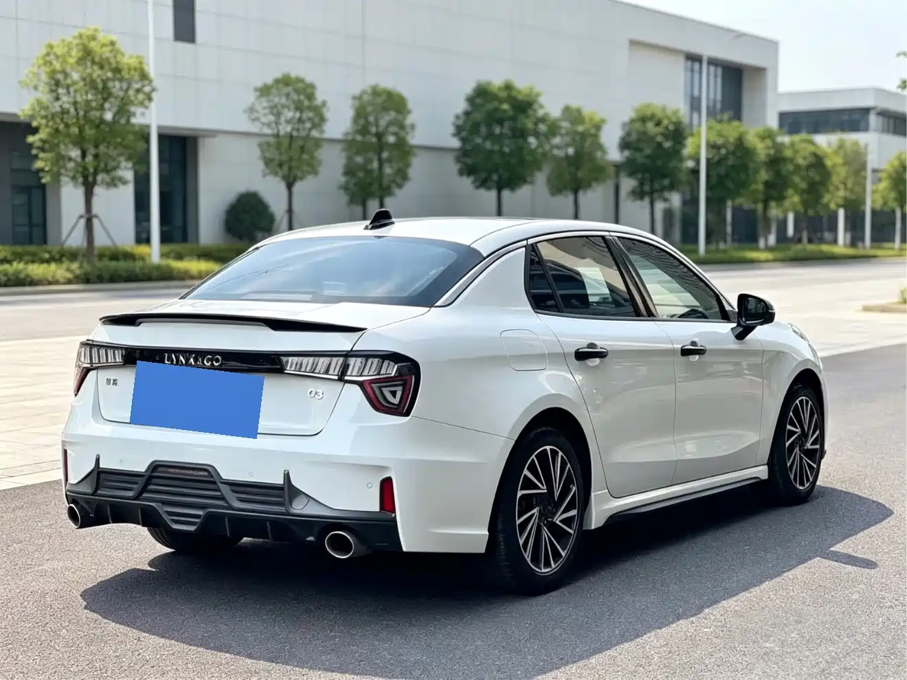 Фото 6 - Lynk & Co 03