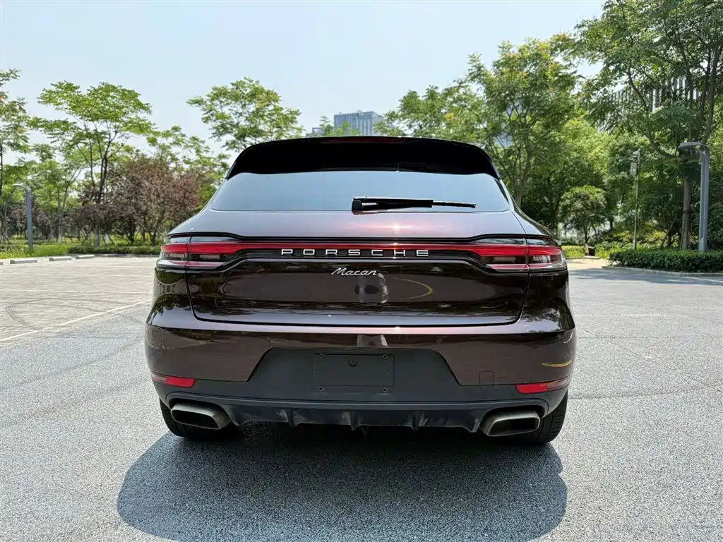 PORSCHE MACAN