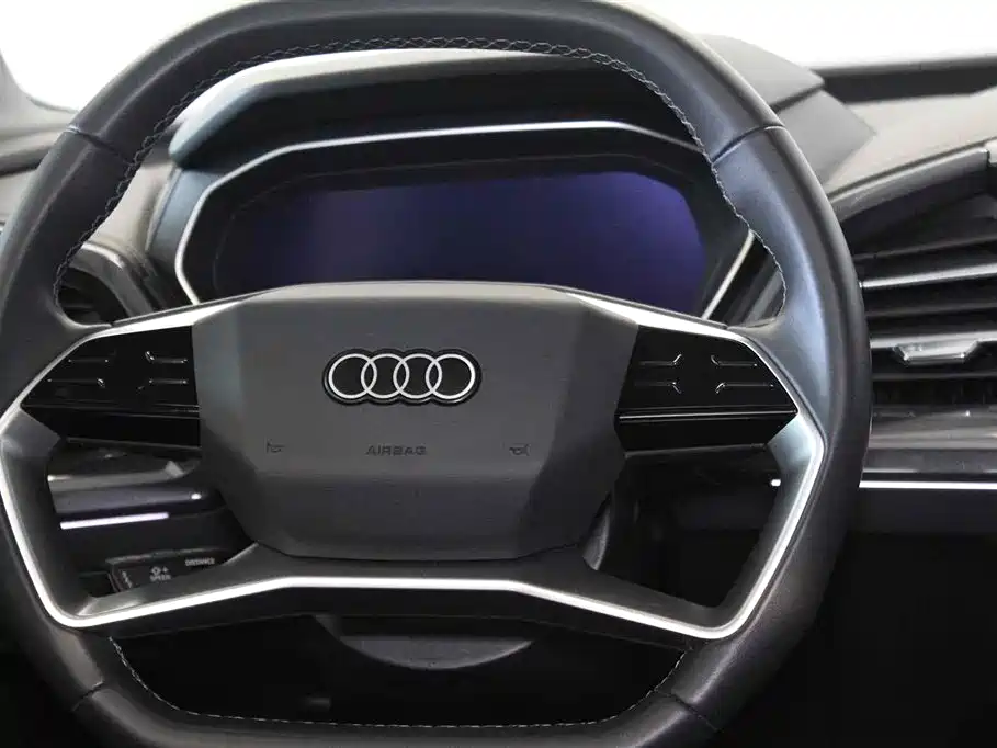 AUDI Q4 E TRON