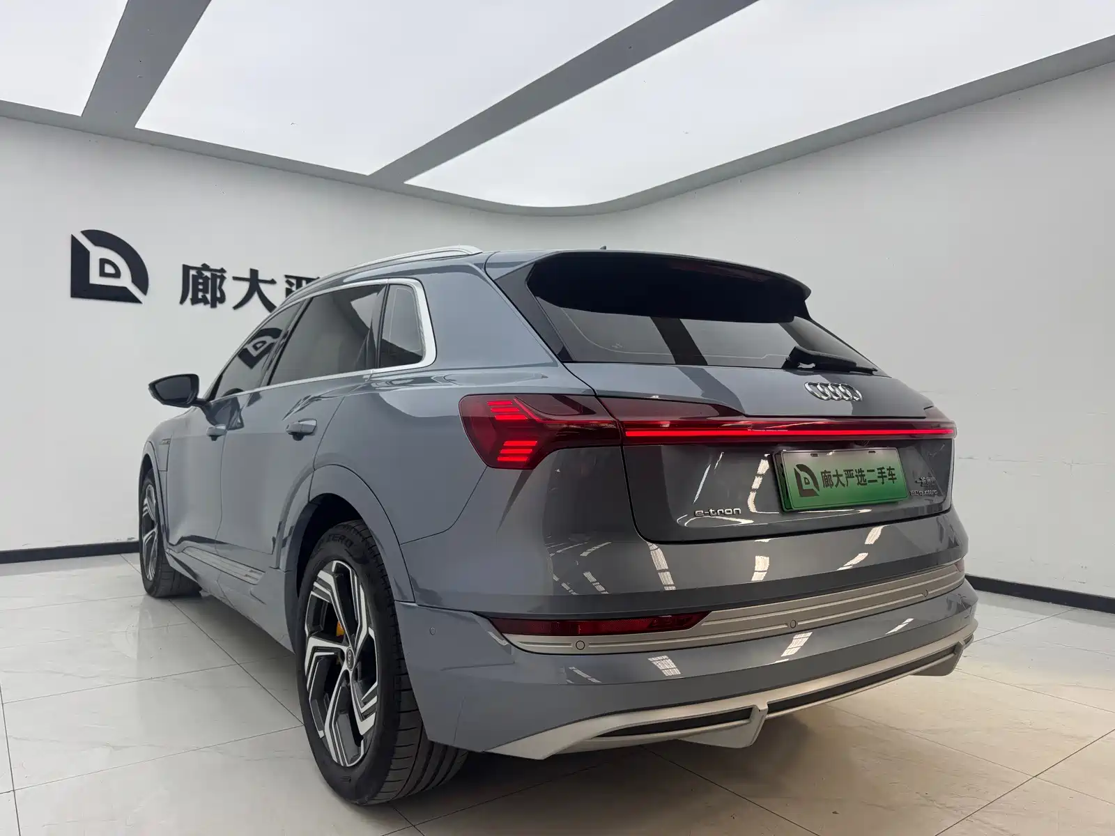 Фото 5 - Audi e-tron