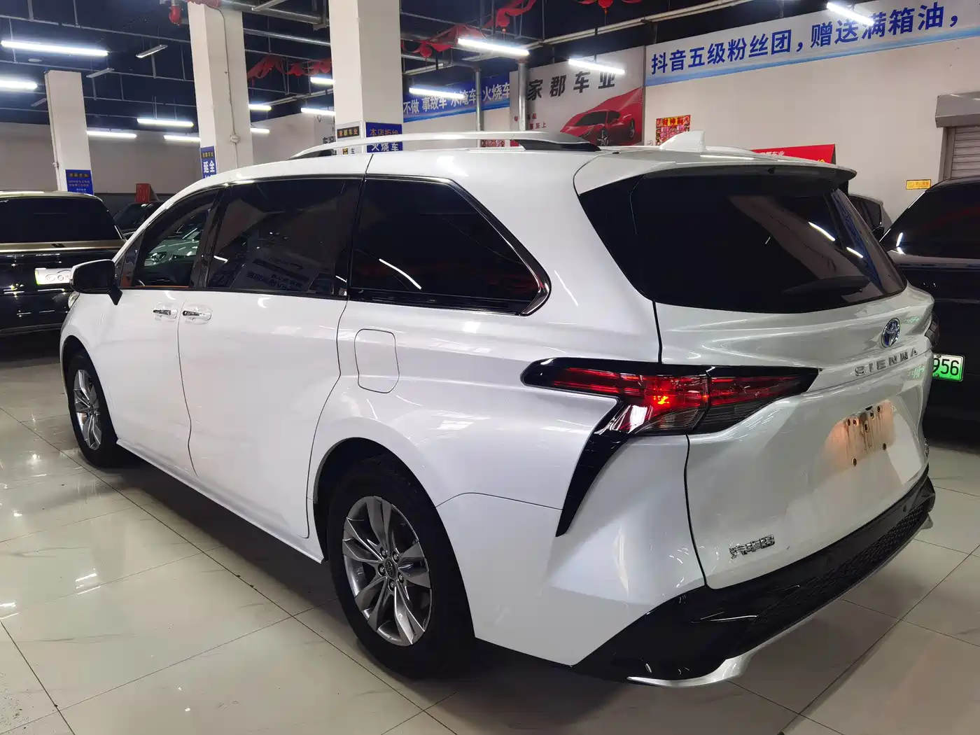 Toyota Sienna 2023 2.5L Hybrid Comfort Edition фото 5