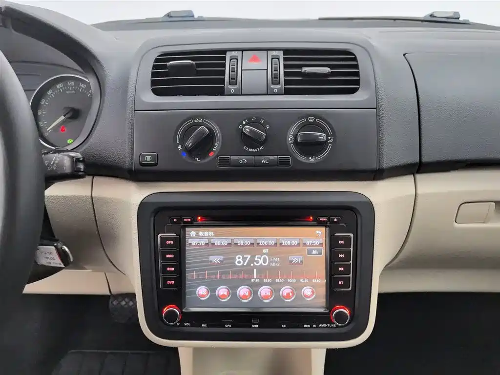 Škoda Fabia 2012 1.6L Scout фото 12
