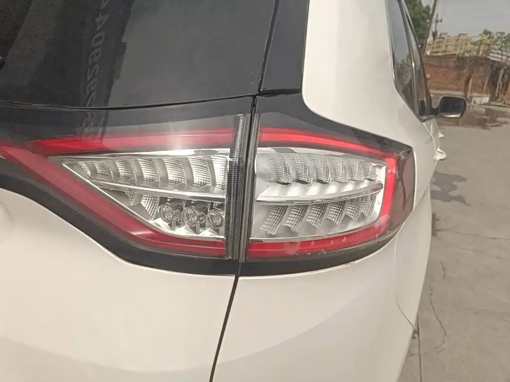 Фото 8 - Ford Edge