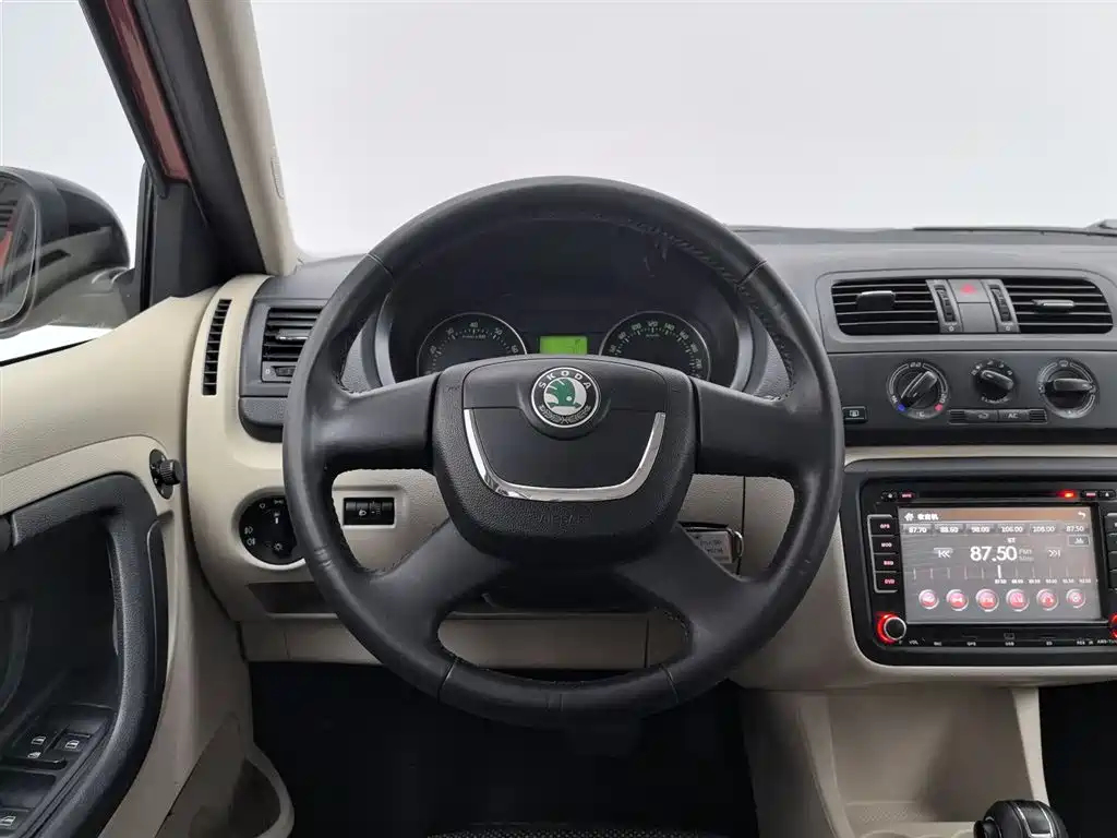 Škoda Fabia 2012 1.6L Scout фото 11