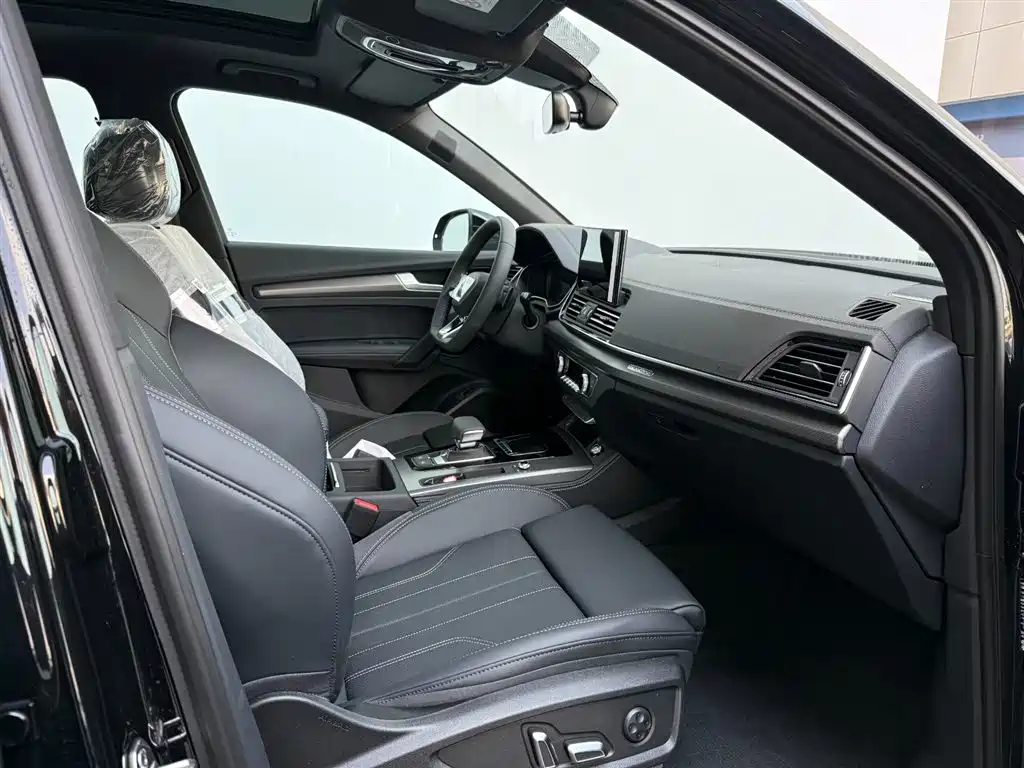 Audi Q5L 2025 Model Year Facelift 45th Anniversary Edition 45 TFSI Luxury Dynamic фото 12