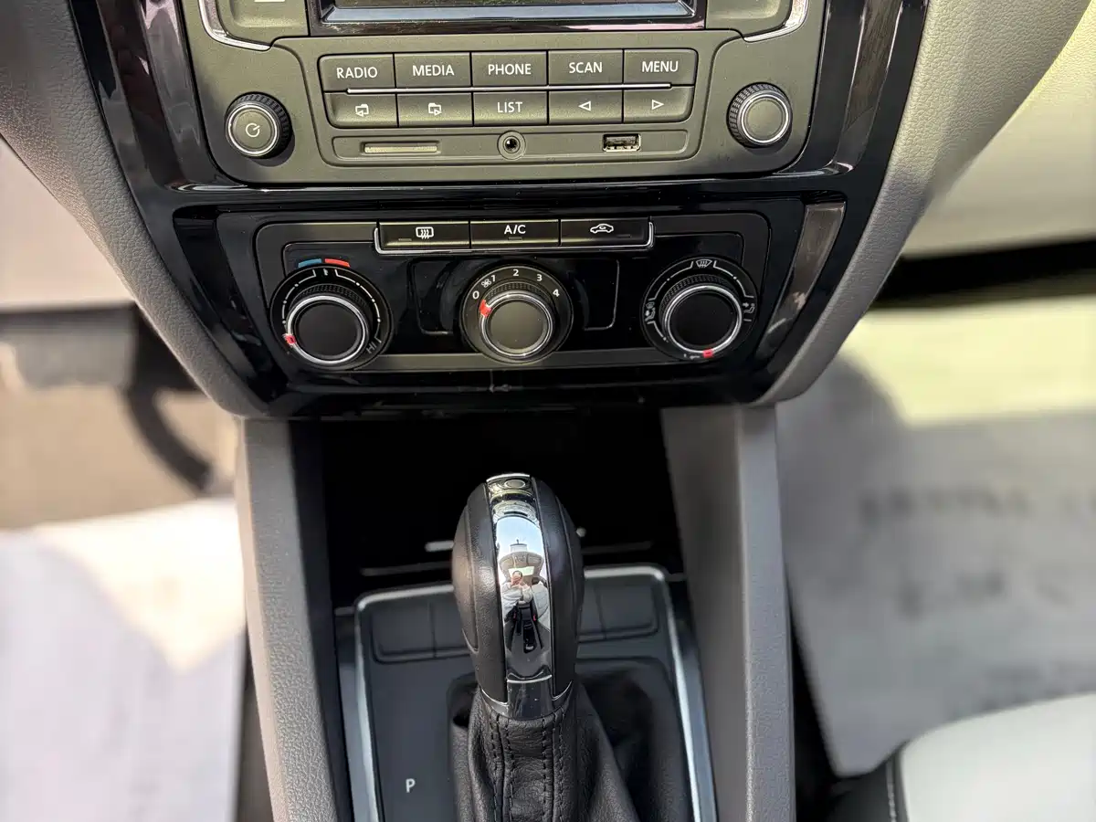 Volkswagen Sagitar 2015 1.6L Automatic Comfort фото 12
