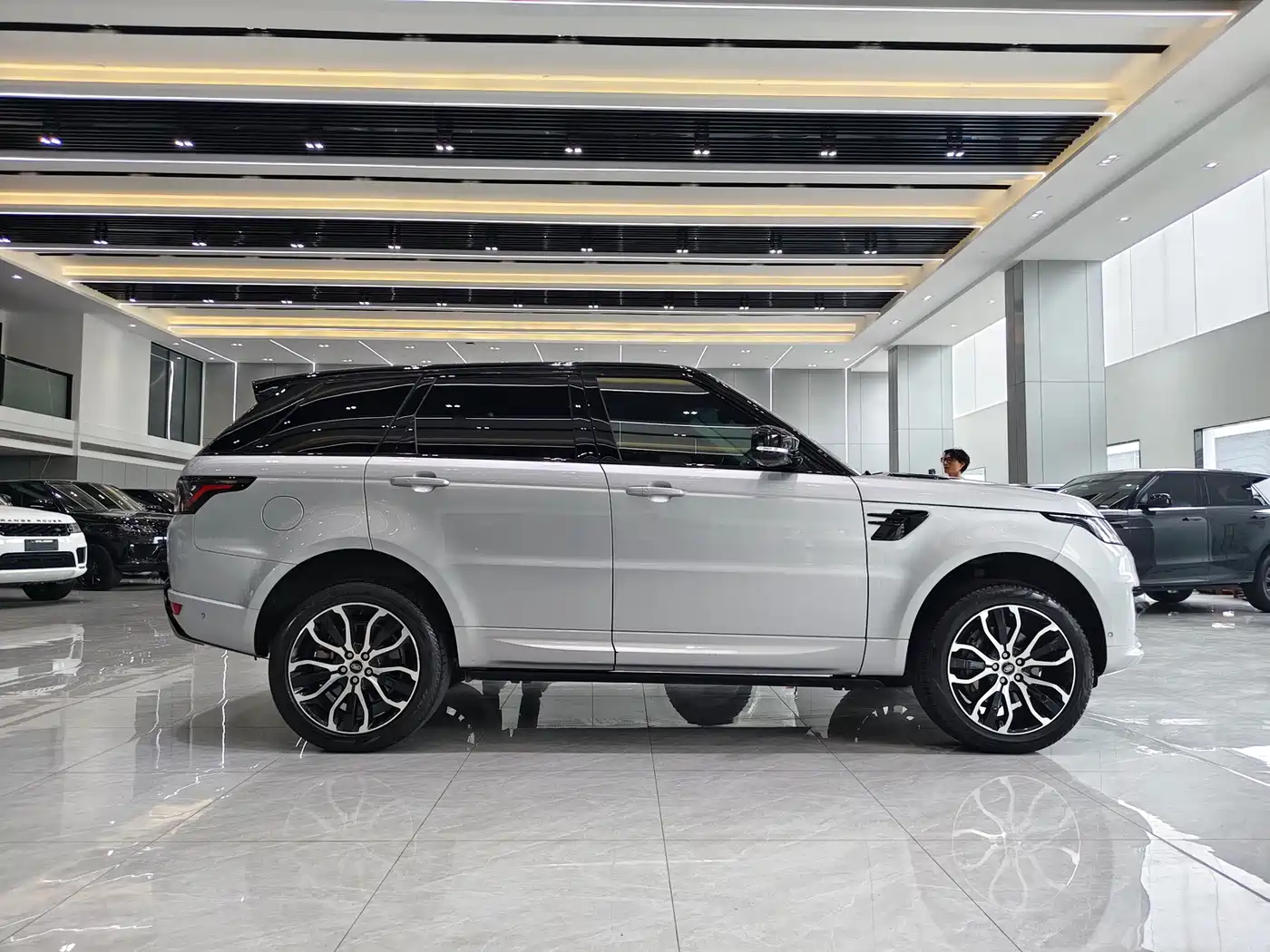 Land Rover Range Rover Sport 2022 3.0 L6 Gloss Black Edition фото 18