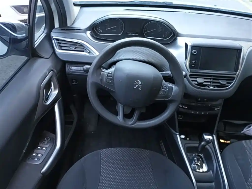 Peugeot 2008 2014 1.6L Automatic Fashion Edition фото 11