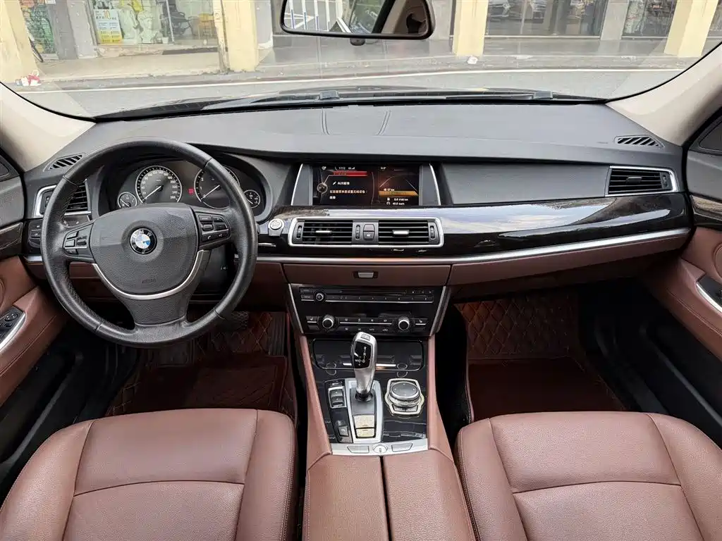 BMW 5 Series GT 2015 528i Leading фото 4