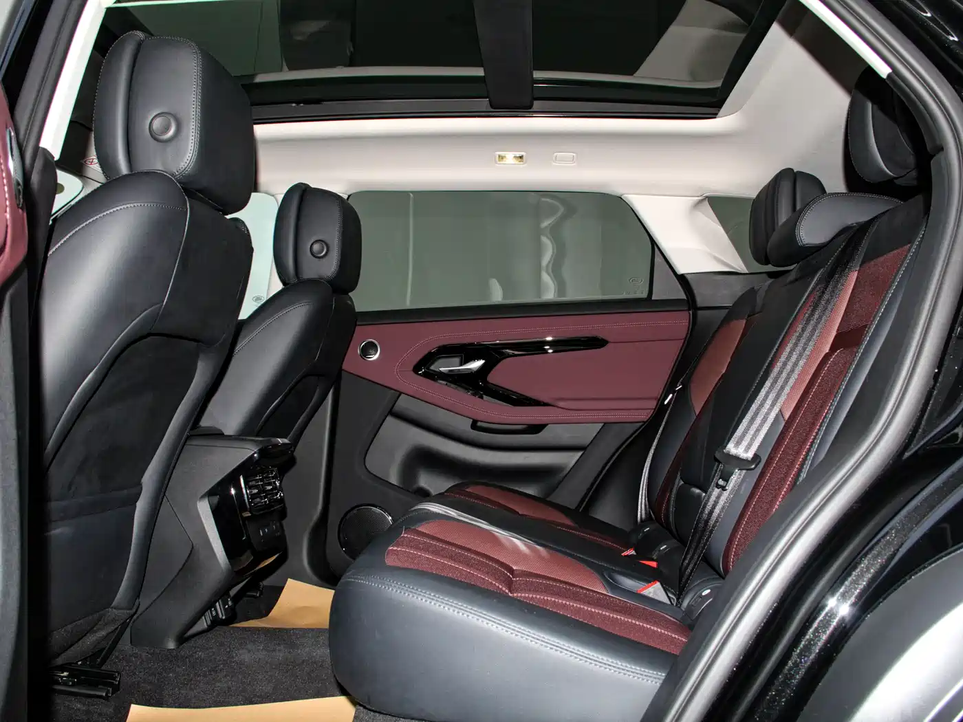 Land Rover Range Rover Evoque 2024 Range Rover Evoque L 249PS Light Master Edition фото 13