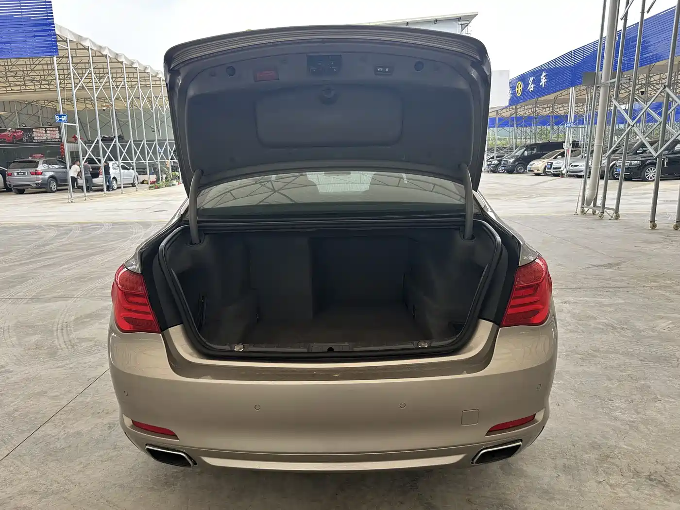 BMW 7 Series 2009 Model 740Li Leading Edition фото 14