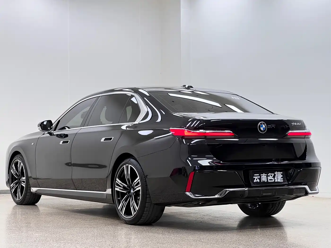 BMW 7 Series 2023 Model 740Li Leading M Sport Package фото 6