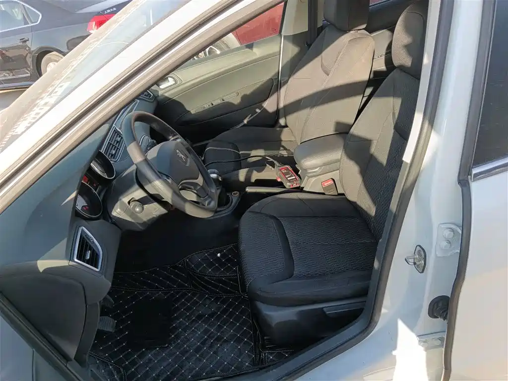 Peugeot 308 2014 Model Joy Edition Classic 1.6L Manual Superior Style фото 7
